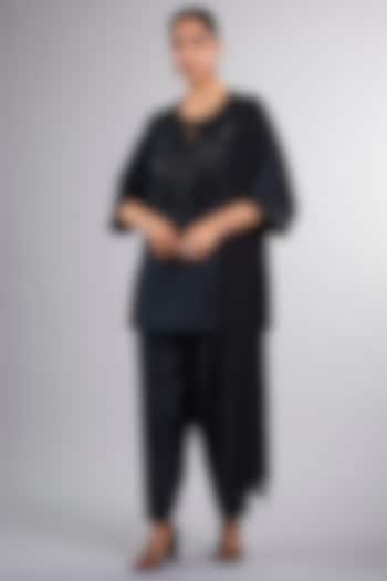 Black Silk Hand Embroidered Kurta Set by Vedika Soni at Pernia's Pop Up Shop