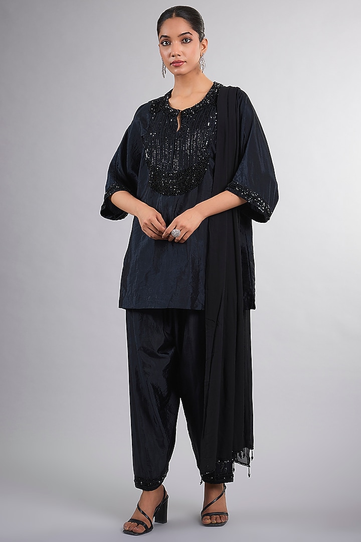 Black Silk Hand Embroidered Kurta Set by Vedika Soni at Pernia's Pop Up Shop