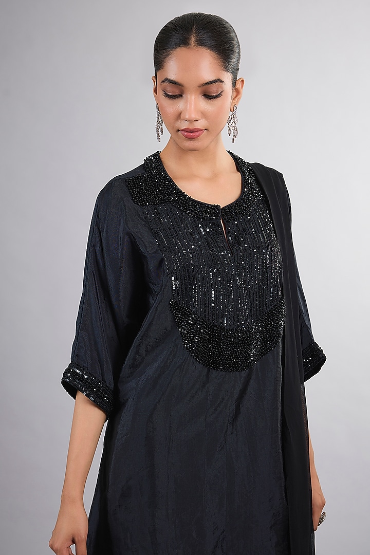 Black Silk Hand Embroidered Kurta Set by Vedika Soni at Pernia's Pop Up Shop