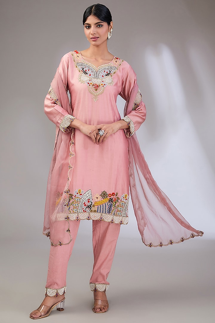 Pink Chanderi Machine Embroidered Kurta Set by Vedika Soni at Pernia's Pop Up Shop