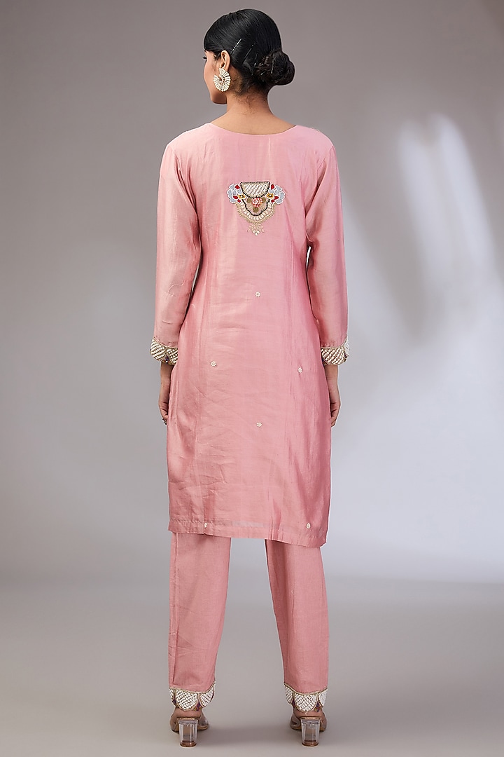 Pink Chanderi Machine Embroidered Kurta Set by Vedika Soni at Pernia's Pop Up Shop