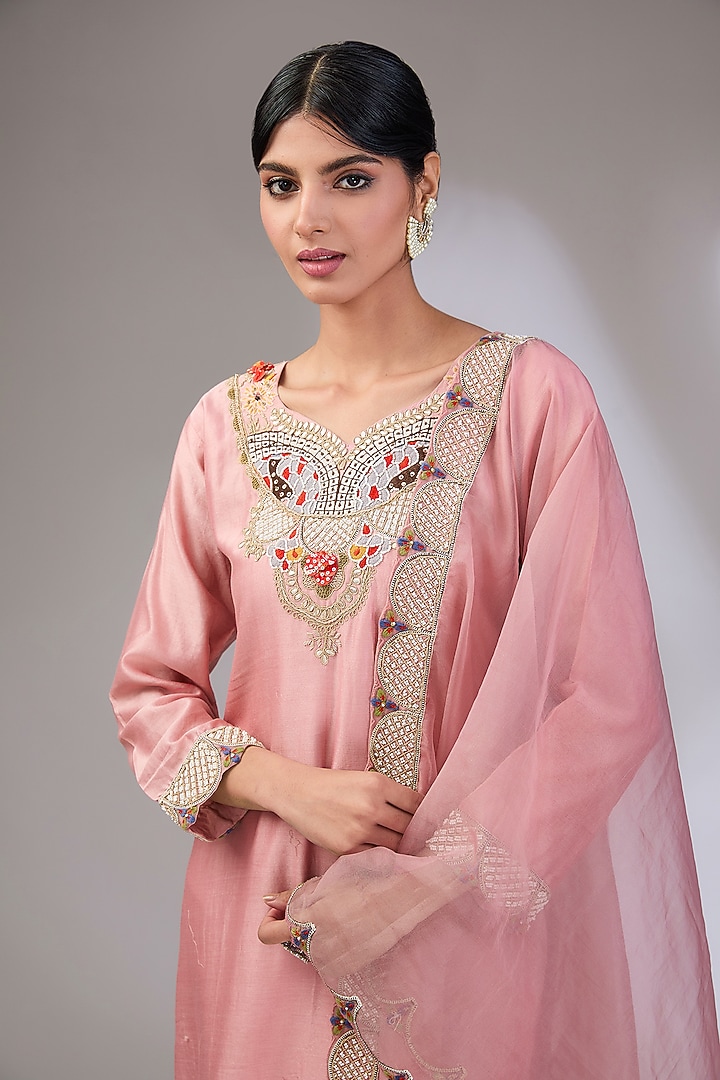 Pink Chanderi Machine Embroidered Kurta Set by Vedika Soni at Pernia's Pop Up Shop