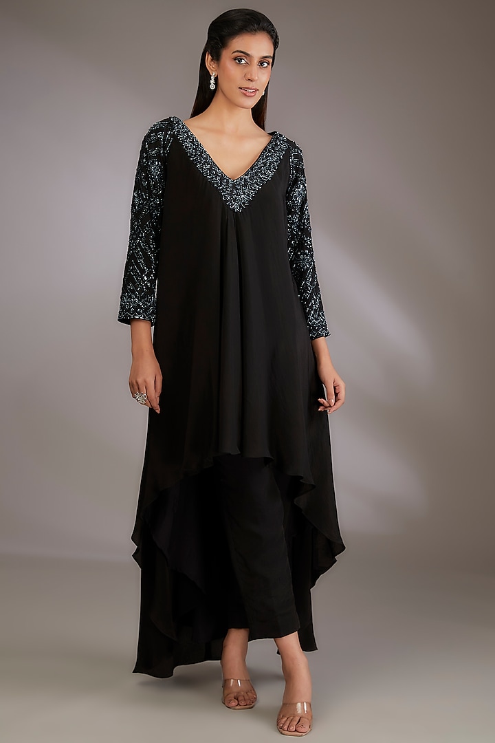 Black Crepe Embroidered High-Low Kurta Set by Vedika Soni at Pernia's Pop Up Shop