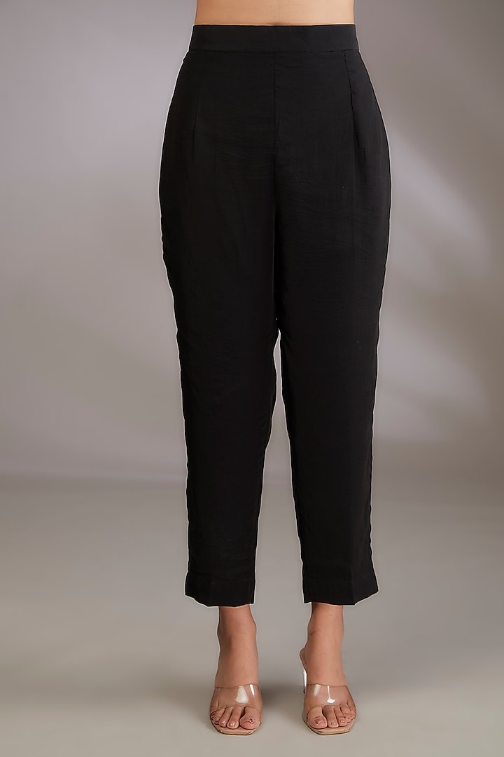 Black Crepe Embroidered High-Low Kurta Set by Vedika Soni at Pernia's Pop Up Shop