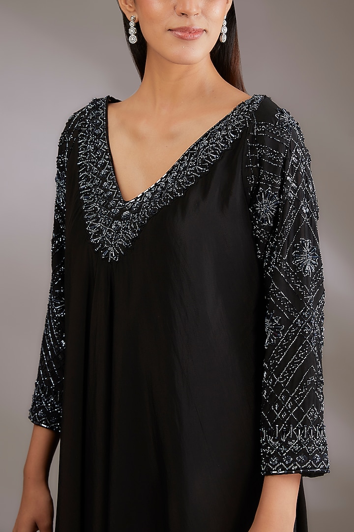 Black Crepe Embroidered High-Low Kurta Set by Vedika Soni at Pernia's Pop Up Shop