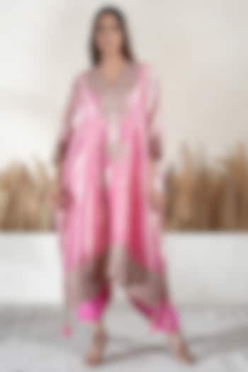 Metallic Pink Tissue Embroidered Kaftan Set by Vedika Soni at Pernia's Pop Up Shop
