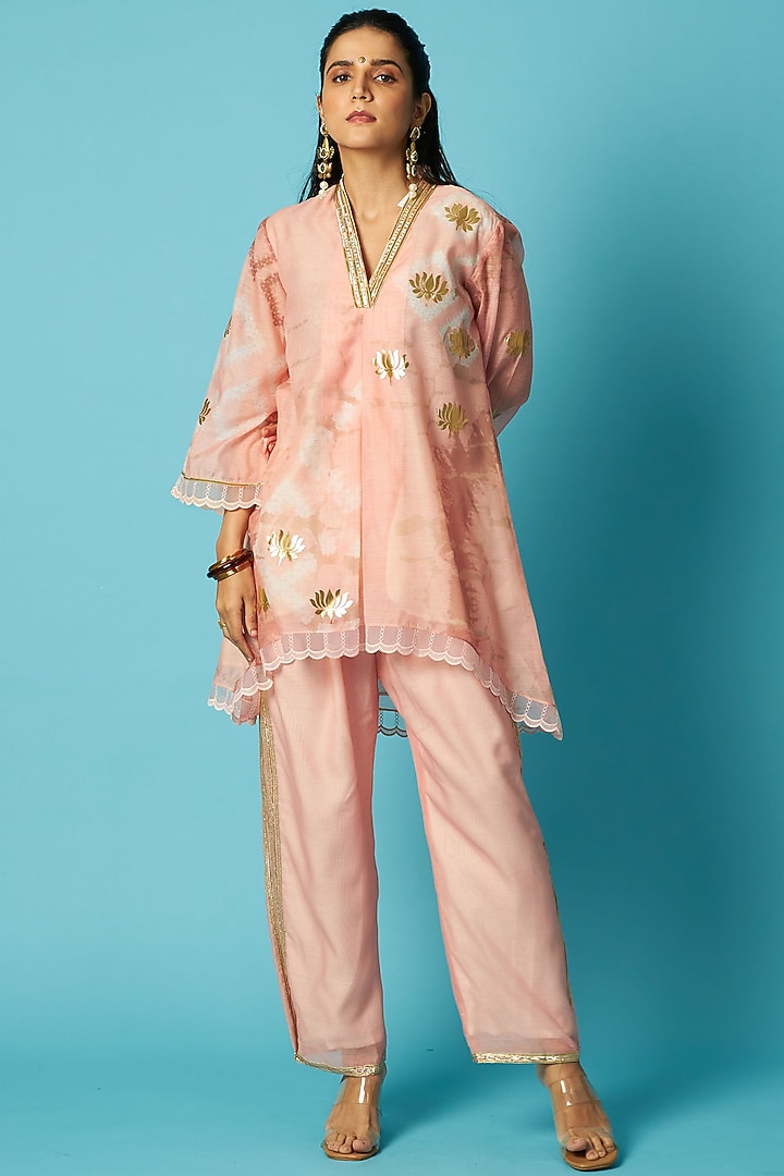 Peach Chanderi Bandhani Printed Kurta Set by Vedika M at Pernia's Pop Up Shop