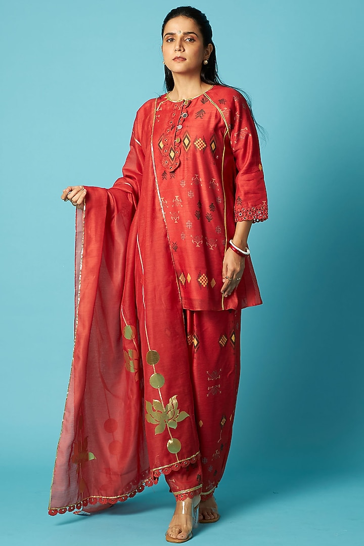 Red Chanderi Geometric Printed Straight Kurta Set by Vedika M at Pernia's Pop Up Shop