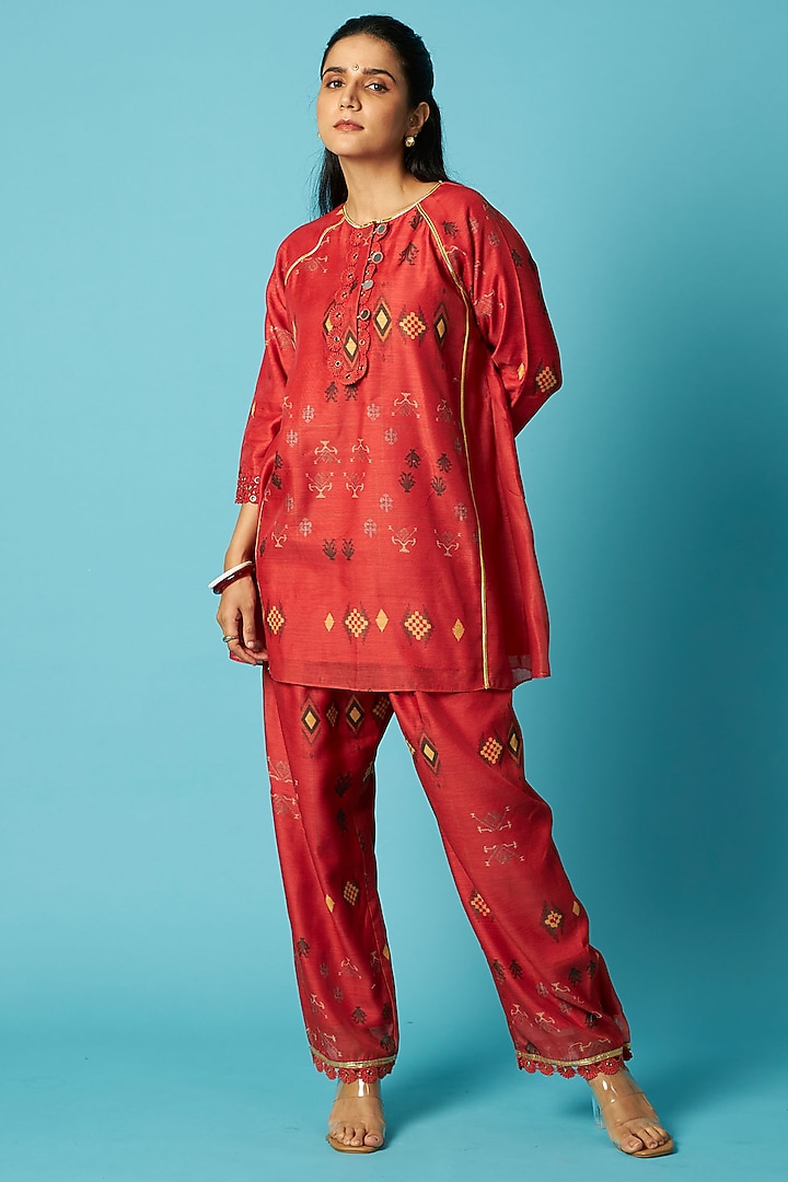 Red Chanderi Geometric Printed Straight Kurta Set by Vedika M at Pernia's Pop Up Shop