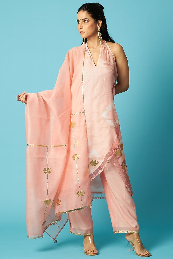 Peach Chanderi Bandhani Printed Halter Kurta Set by Vedika M at Pernia's Pop Up Shop