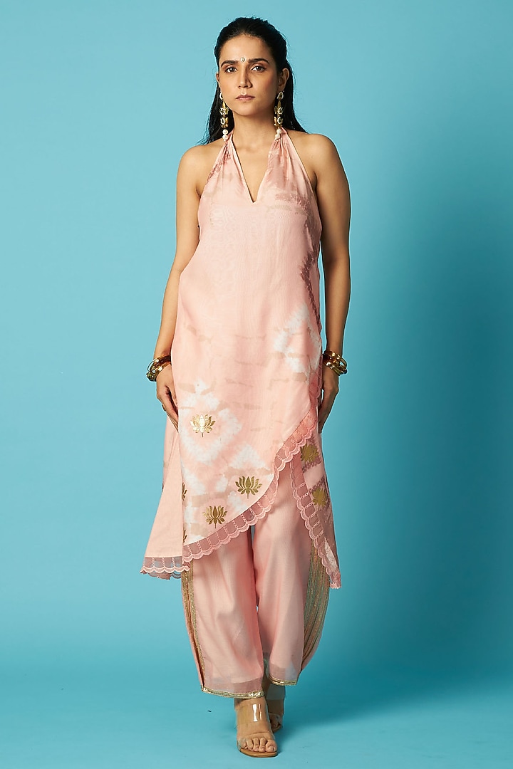 Peach Chanderi Bandhani Printed Halter Kurta Set by Vedika M at Pernia's Pop Up Shop