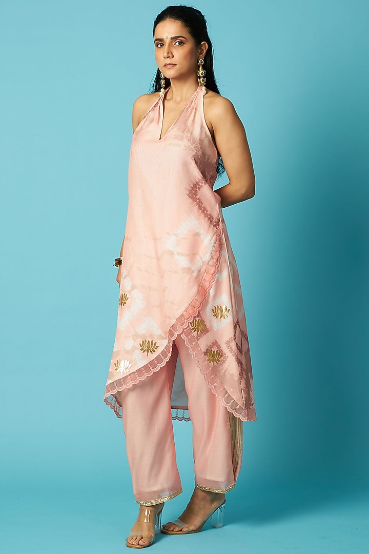 Peach Chanderi Bandhani Printed Halter Kurta Set by Vedika M at Pernia's Pop Up Shop