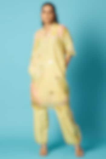Yellow Chanderi Bandhani Printed Straight Kurta Set by Vedika M at Pernia's Pop Up Shop