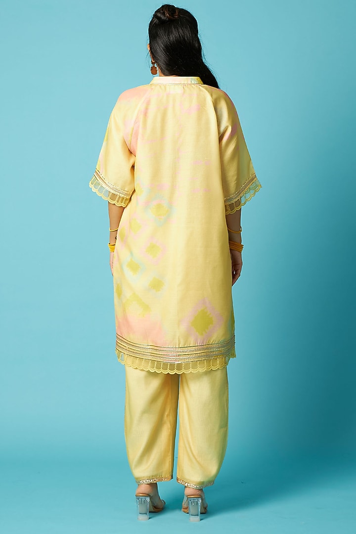 Yellow Chanderi Bandhani Printed Straight Kurta Set by Vedika M at Pernia's Pop Up Shop
