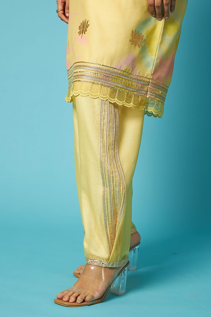 Yellow Chanderi Bandhani Printed Straight Kurta Set by Vedika M at Pernia's Pop Up Shop