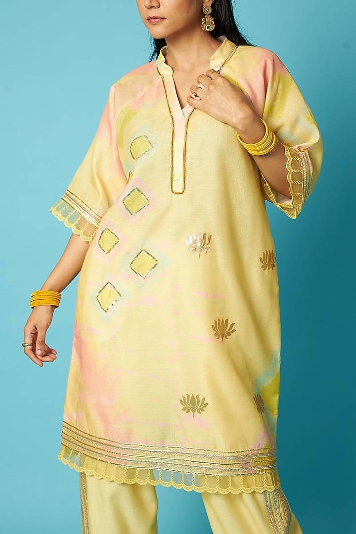 Yellow Chanderi Bandhani Printed Straight Kurta Set by Vedika M at Pernia's Pop Up Shop