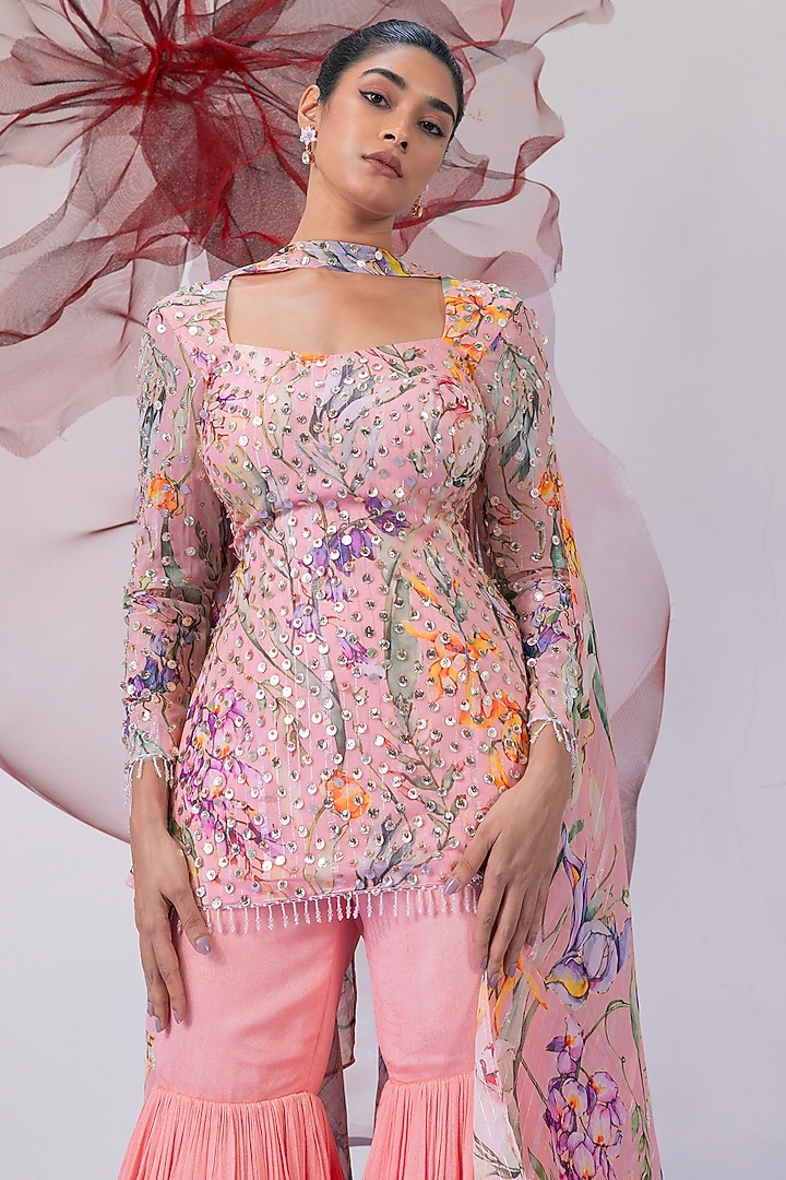 Peach Organza Printed Kurta Set by Vesture at Pernia's Pop Up Shop