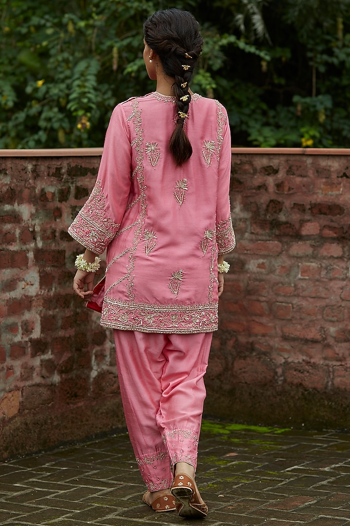 Pink Embroidered Kurta Set by Vashisht Guru Dutt at Pernia's Pop Up Shop