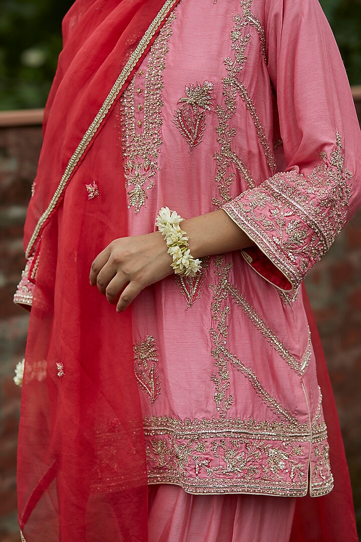 Pink Embroidered Kurta Set by Vashisht Guru Dutt at Pernia's Pop Up Shop