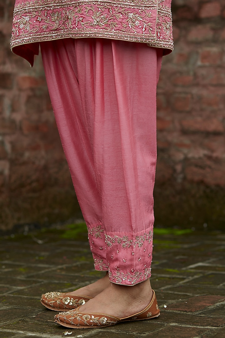 Pink Embroidered Kurta Set by Vashisht Guru Dutt at Pernia's Pop Up Shop