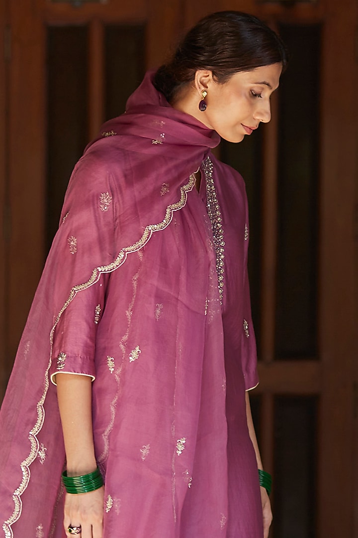 Purple Embroidered Kurta Set by Vashisht Guru Dutt at Pernia's Pop Up Shop