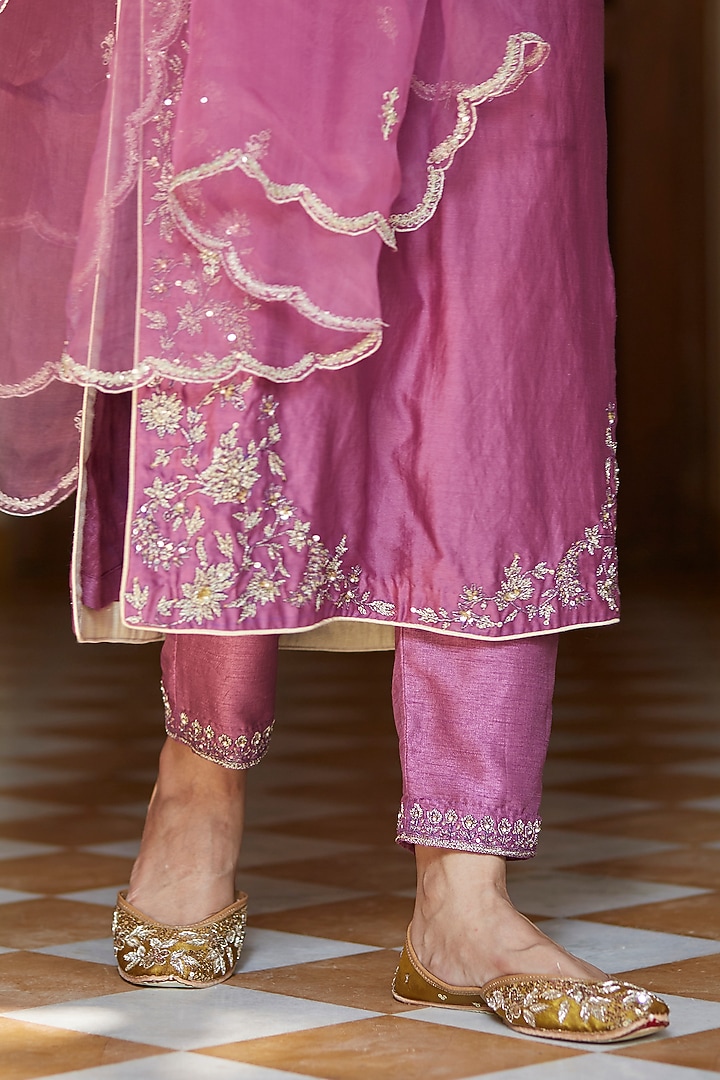 Purple Embroidered Kurta Set by Vashisht Guru Dutt at Pernia's Pop Up Shop