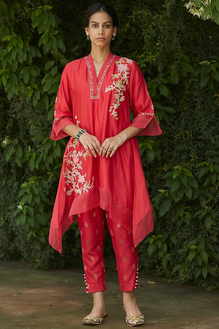 Coral Embroidered Kurta Set by Vashisht Guru Dutt