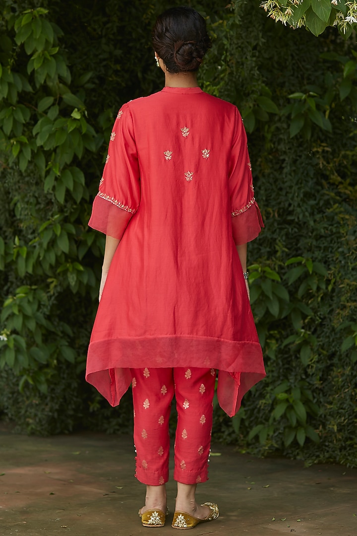 Coral Embroidered Kurta Set by Vashisht Guru Dutt at Pernia's Pop Up Shop