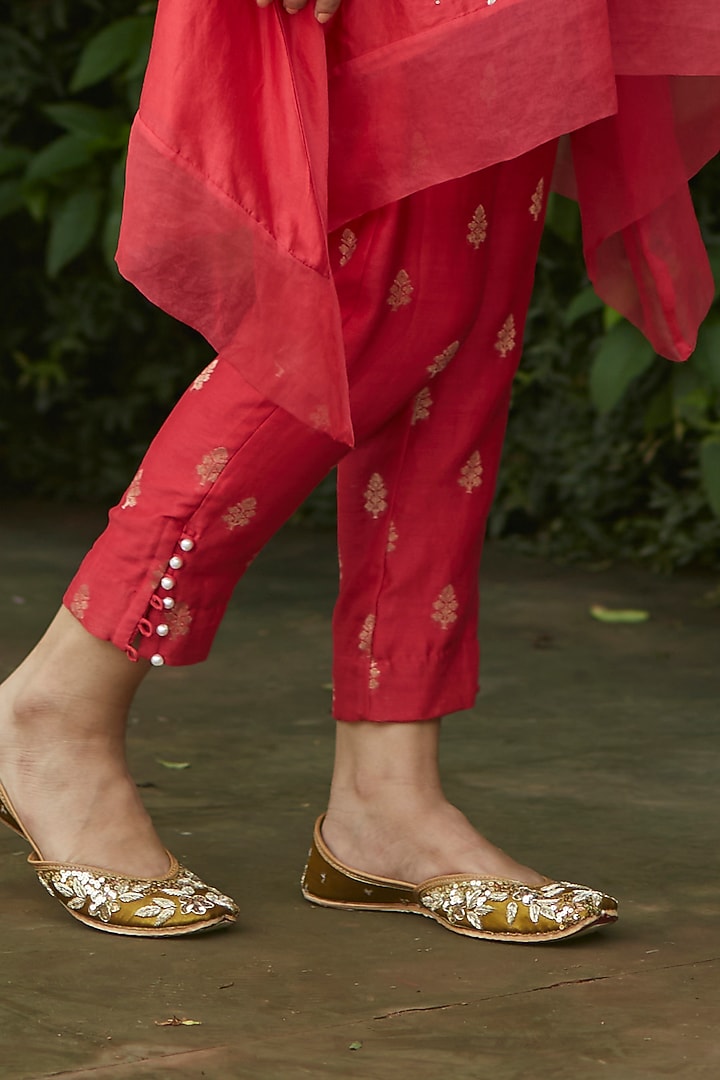 Coral Embroidered Kurta Set by Vashisht Guru Dutt at Pernia's Pop Up Shop