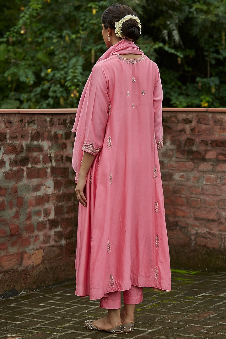 Pink Embroidered Kalidar Kurta Set by Vashisht Guru Dutt at Pernia's Pop Up Shop