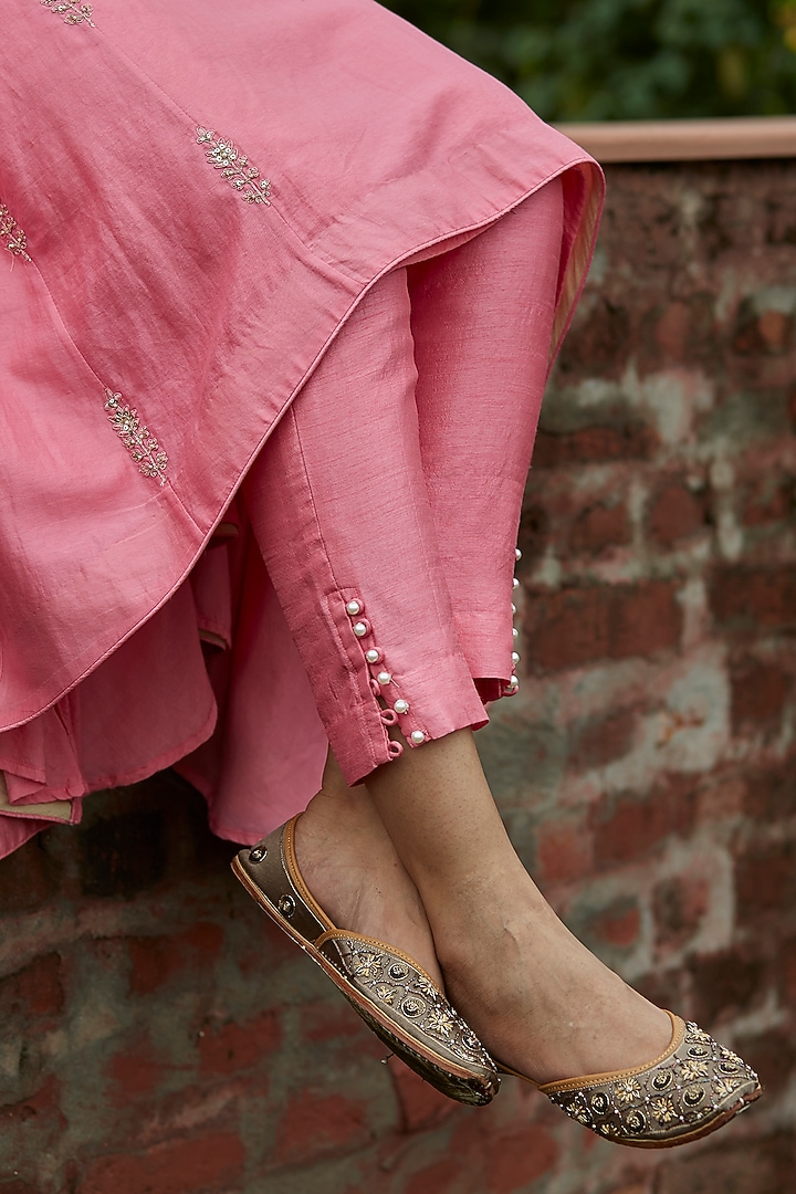 Pink Embroidered Kalidar Kurta Set by Vashisht Guru Dutt at Pernia's Pop Up Shop