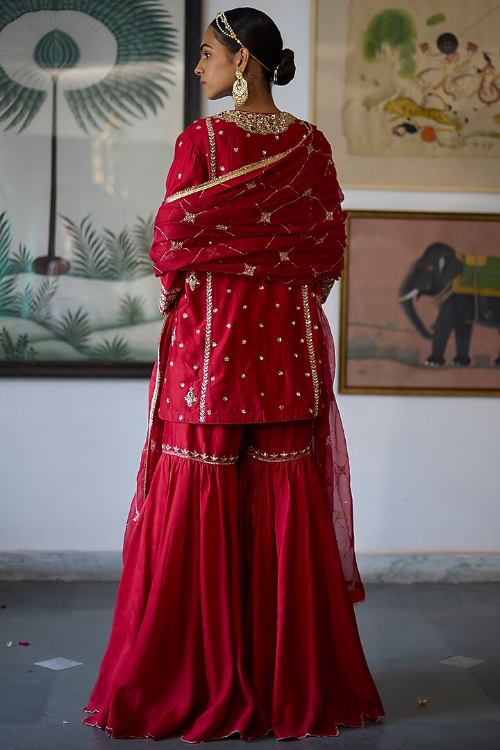 Red Chanderi Embroidered Kurta Set by Vashisht Guru Dutt at Pernia's Pop Up Shop
