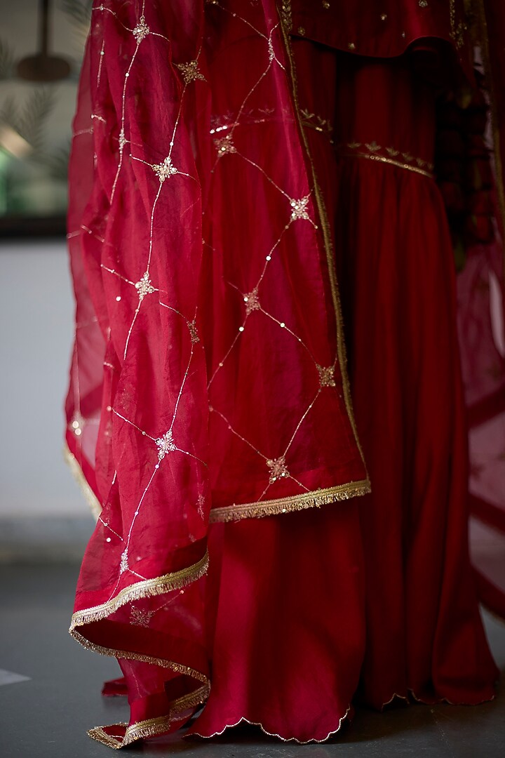 Red Chanderi Embroidered Kurta Set by Vashisht Guru Dutt at Pernia's Pop Up Shop
