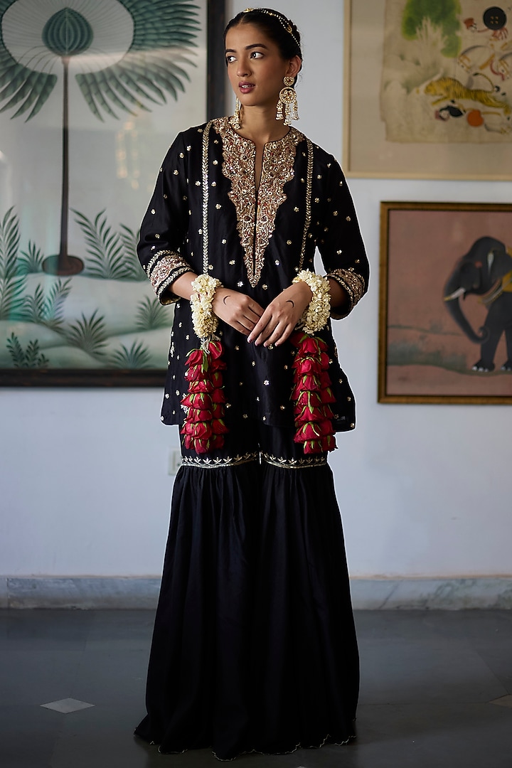 Black Chanderi Embroidered Kurta Set by Vashisht Guru Dutt at Pernia's Pop Up Shop