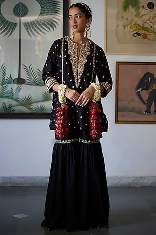 Black Chanderi Embroidered Kurta Set by Vashisht Guru Dutt
