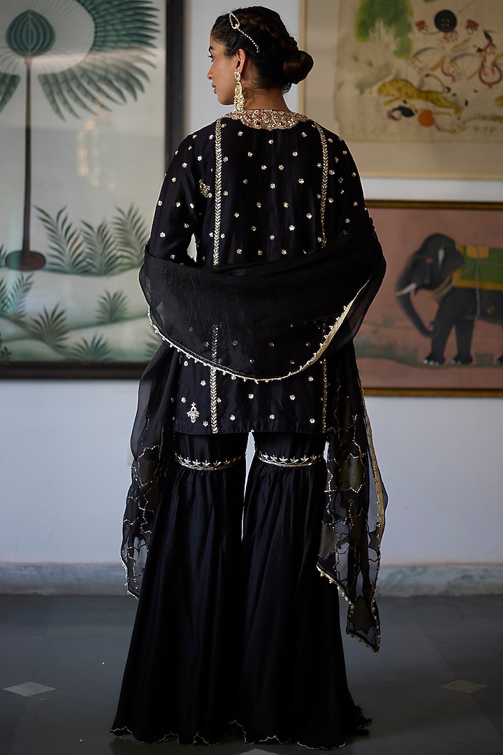 Black Chanderi Embroidered Kurta Set by Vashisht Guru Dutt at Pernia's Pop Up Shop