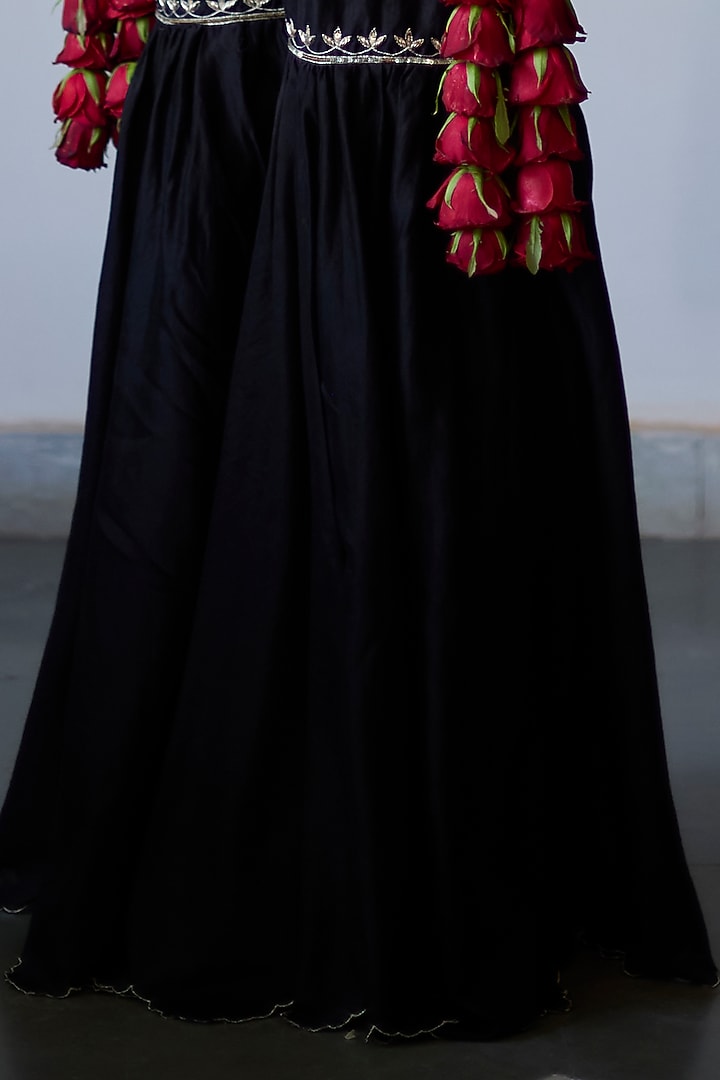 Black Chanderi Embroidered Kurta Set by Vashisht Guru Dutt at Pernia's Pop Up Shop