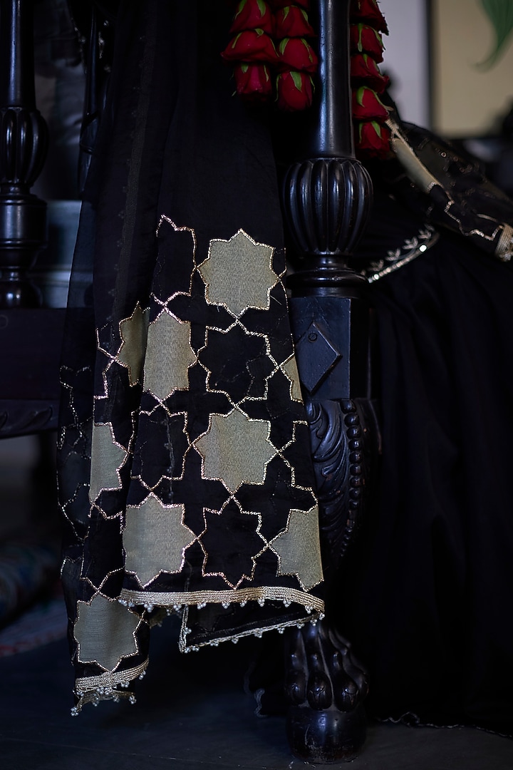 Black Chanderi Embroidered Kurta Set by Vashisht Guru Dutt at Pernia's Pop Up Shop
