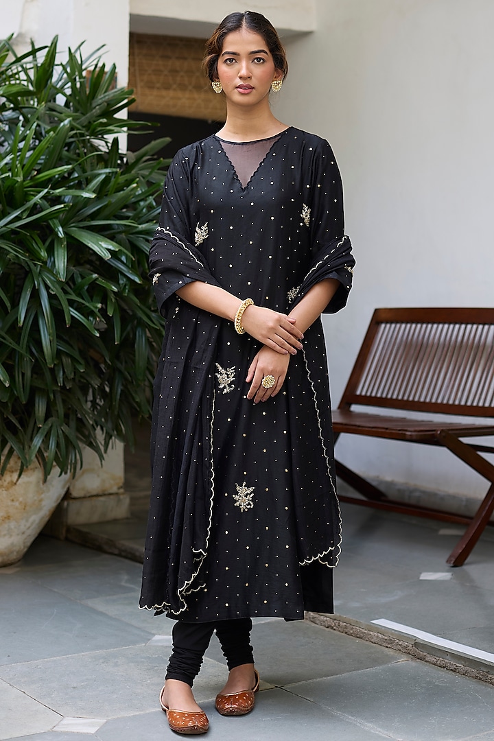 Black Chanderi Embroidered Kurta Set by Vashisht Guru Dutt at Pernia's Pop Up Shop