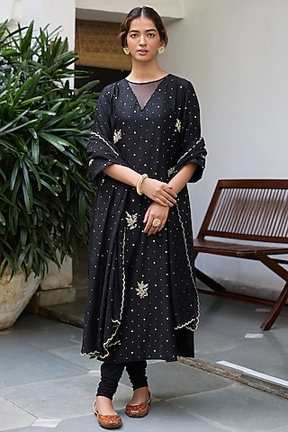 Black Chanderi Embroidered Kurta Set by Vashisht Guru Dutt