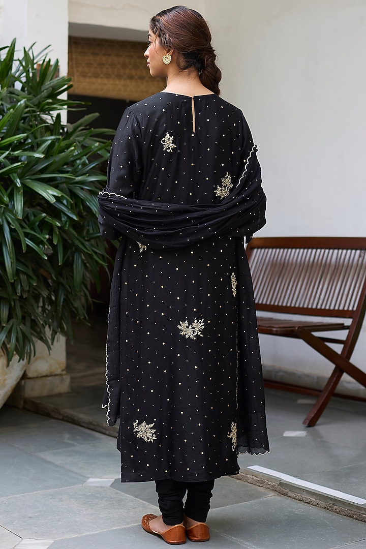 Black Chanderi Embroidered Kurta Set by Vashisht Guru Dutt at Pernia's Pop Up Shop