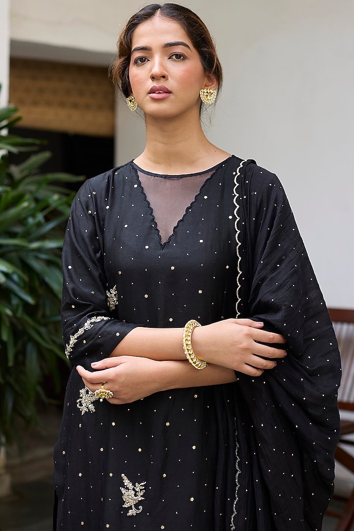 Black Chanderi Embroidered Kurta Set by Vashisht Guru Dutt at Pernia's Pop Up Shop