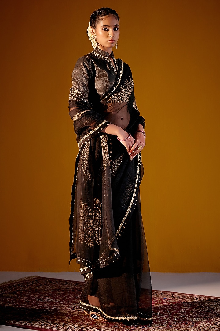 Black Silk Organza Printed & Resham Thread Embellished Wedding Saree Set by Vashisht Guru Dutt at Pernia's Pop Up Shop