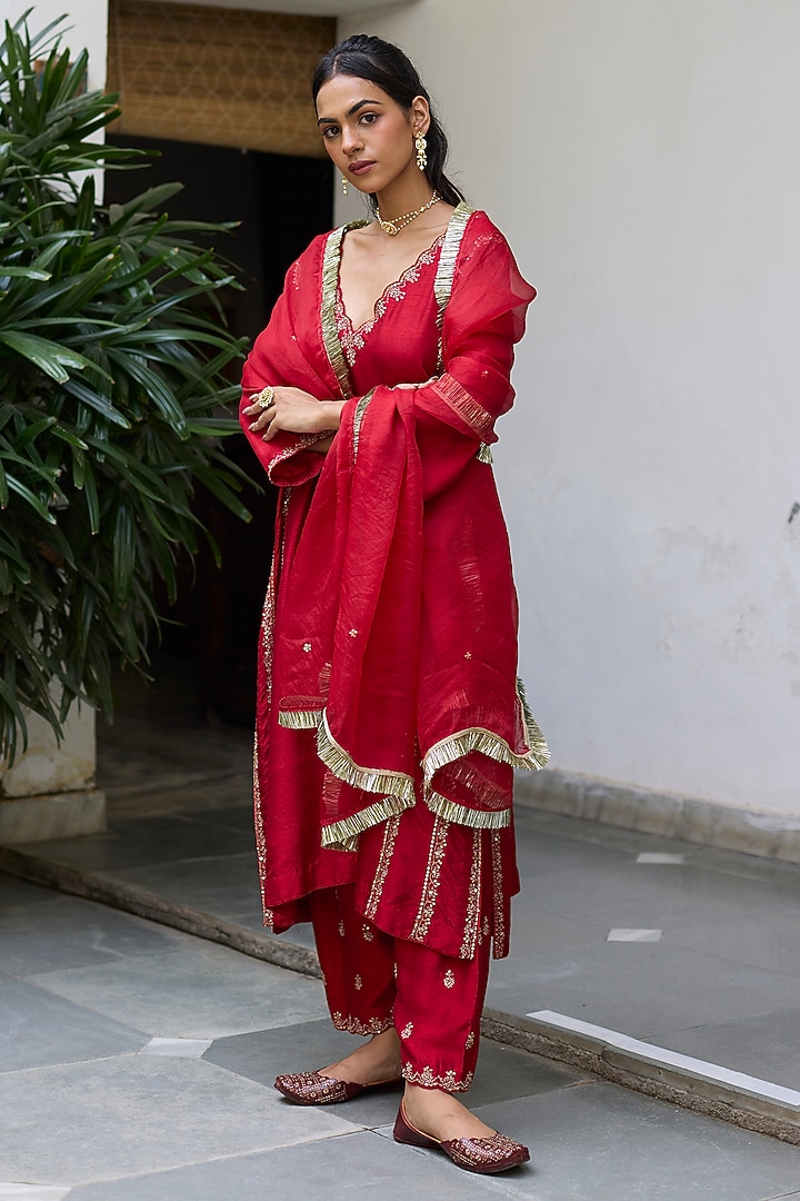 Red Dupion Silk Resham & Zari Dori Embroidered Kurta Set by Vashisht Guru Dutt at Pernia's Pop Up Shop