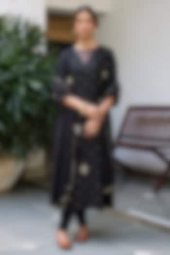 Black Handloom Chanderi Mukaish Dori Embroidered Kurta Set by Vashisht Guru Dutt at Pernia's Pop Up Shop