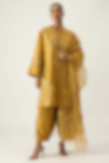 Mustard Chanderi Hand Embroidered Kurta Set by Viam at Pernia's Pop Up Shop