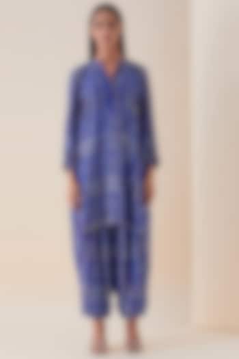 Deep Blue Metallic Embroidered Kurta Set by VIAM at Pernia's Pop Up Shop
