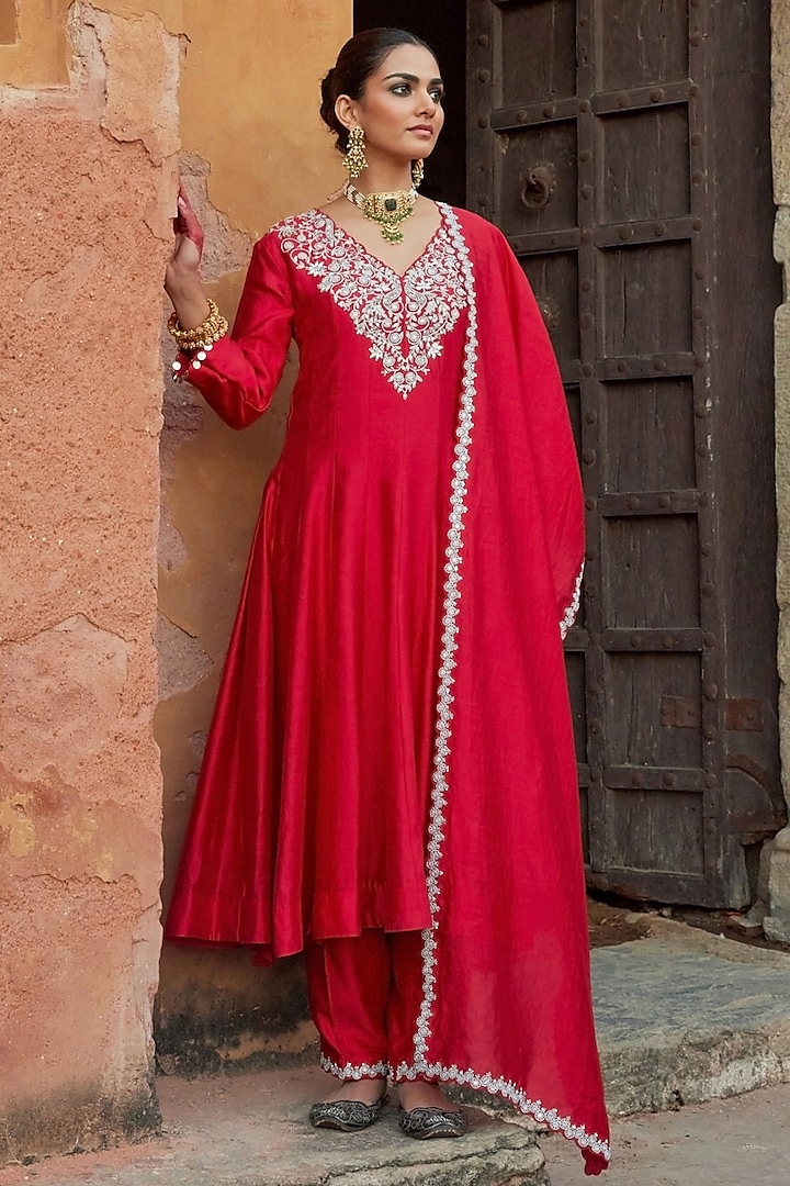 Red Pure Silk Embroidered Kurta Set by Vinita Bhansali at Pernia's Pop Up Shop