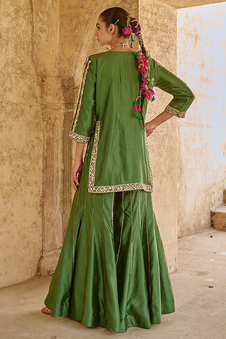 Green Pure Silk Hand Embroidered Kurta Set by Vinita Bhansali at Pernia's Pop Up Shop