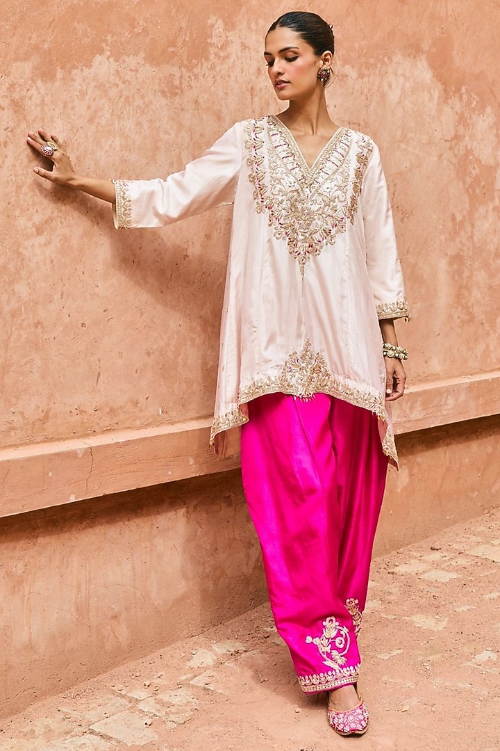 Ivory Pure Silk Hand Embroidered Kurta Set by Vinita Bhansali at Pernia's Pop Up Shop